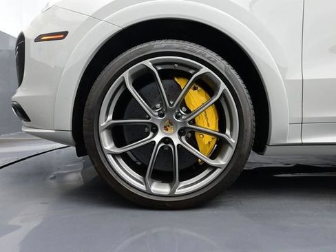Certified 2021 Porsche Cayenne Turbo S w/ Lightweight Sport Package AWD/4WD image 6