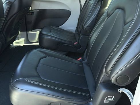 Used 2024 Chrysler Pacifica Touring-L FWD image 19
