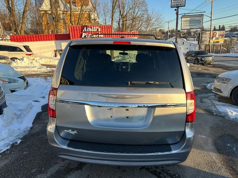 Used 2016 Chrysler Town & Country Touring w/ Driver Convenience Group image 7