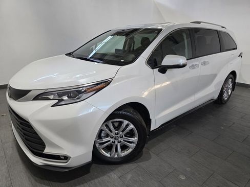 Used 2023 Toyota Sienna Platinum image 1