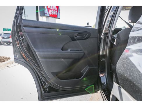 Used 2023 Toyota Highlander LE image 21