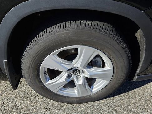 Used 2023 Toyota Highlander L image 17