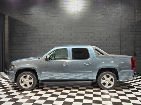 Used 2008 Chevrolet Avalanche LTZ w/ LTZ Preferred Equipment Group image 2