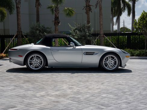 Used 2002 BMW Z8 RWD image 2