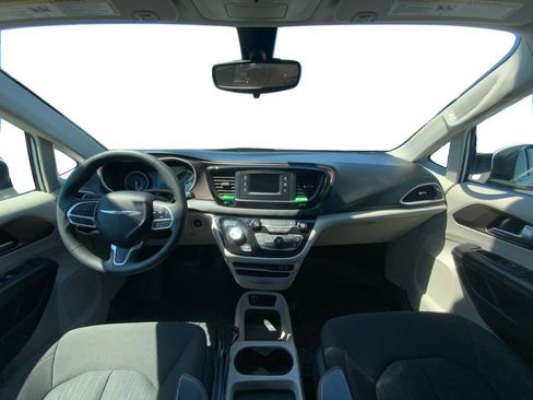 Used 2017 Chrysler Pacifica LX FWD image 14
