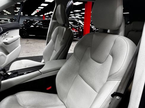 Used 2020 Volvo XC90 T5 Momentum w/ Protection Package Premier image 33