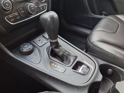 Used 2019 Jeep Cherokee Latitude Plus AWD/4WD image 19