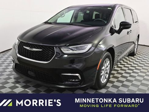 Used 2024 Chrysler Pacifica Touring-L image 1