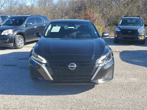 Used 2024 Nissan Altima 2.5 SV image 2