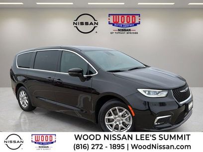 Used 2025 Chrysler Pacifica Select