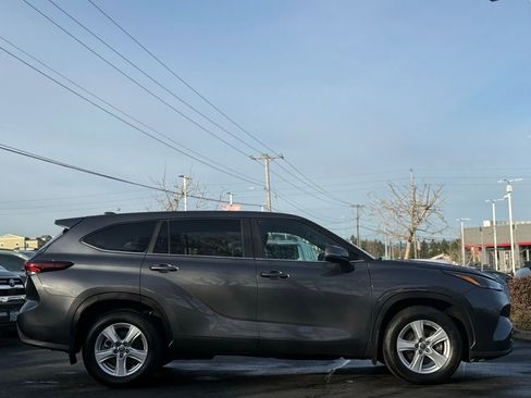 Used 2024 Toyota Highlander LE image 6