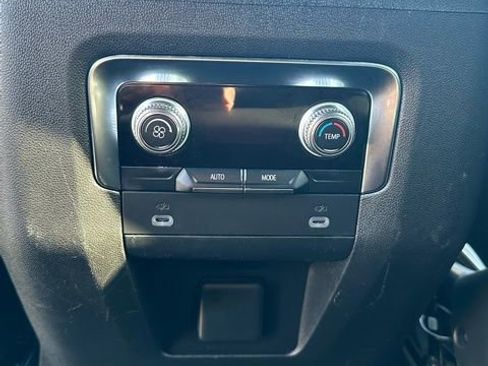 Used 2024 GMC Yukon XL SLT image 40