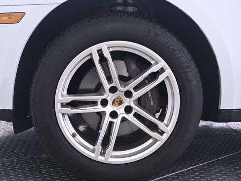 Certified 2023 Porsche Macan AWD/4WD image 11
