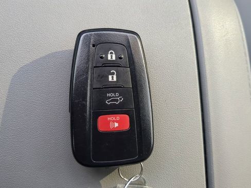 Used 2022 Toyota Highlander XLE image 35