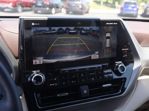 Used 2021 Toyota Highlander Platinum AWD/4WD image 19
