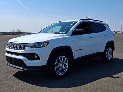 Certified 2023 Jeep Compass Latitude AWD/4WD image 3
