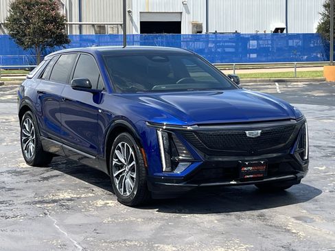 Used 2024 Cadillac Lyriq Sport w/ LPO, Floor Liner Package AWD/4WD image 5
