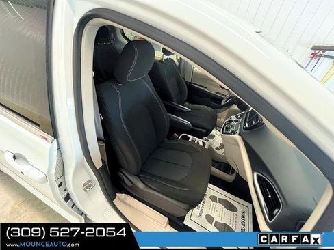 Used 2022 Chrysler Voyager LX FWD image 6