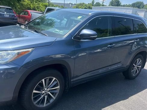 Used 2017 Toyota Highlander XLE AWD/4WD image 2