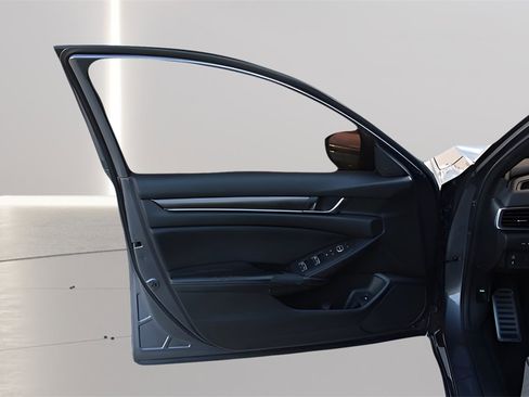 Used 2018 Honda Accord Sport image 9