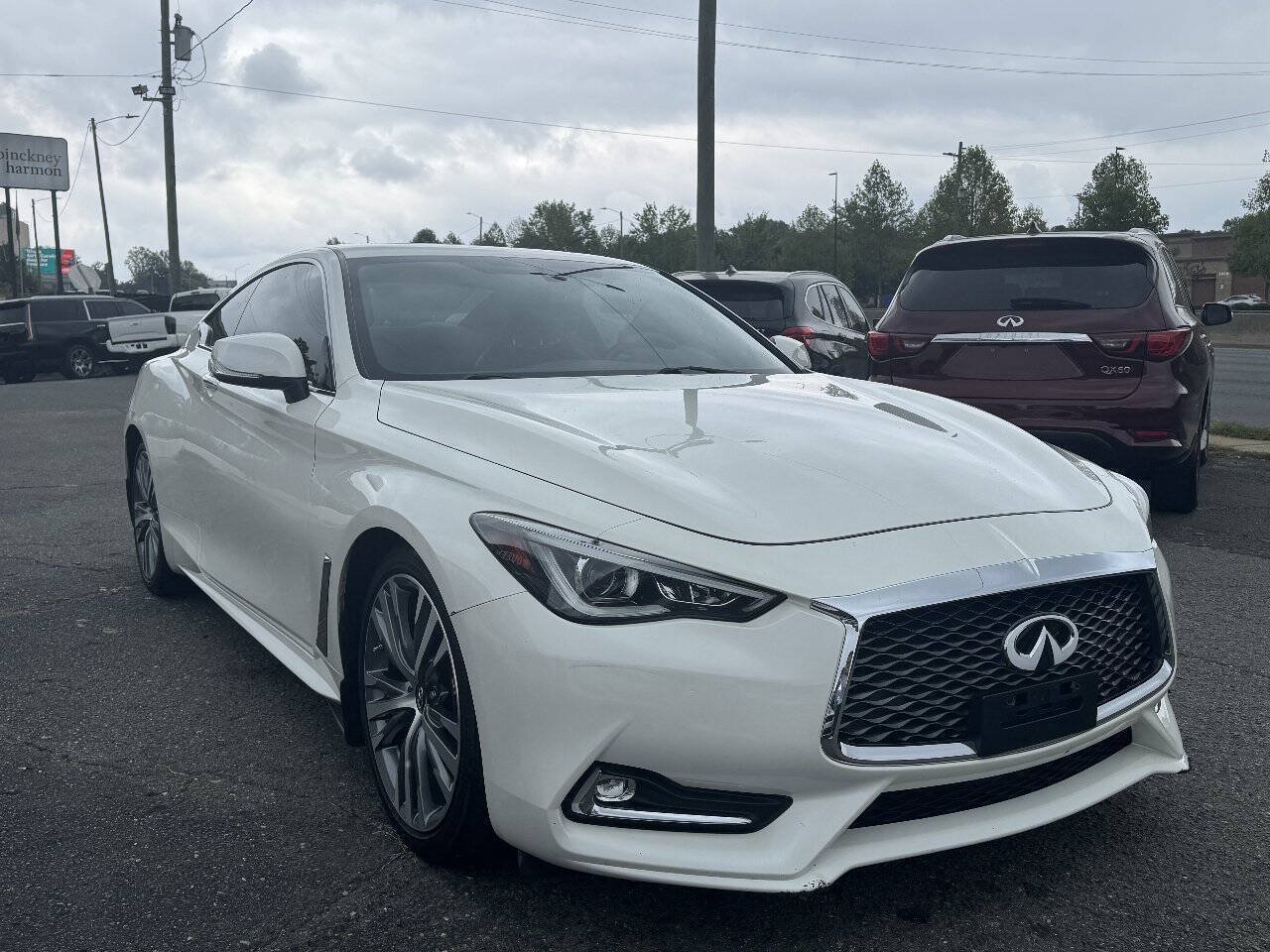 Used 2018 INFINITI Q60 3.0t Luxe RWD image 3