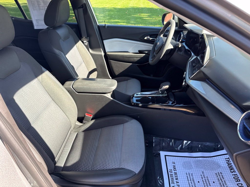 Used 2025 Chevrolet Trax LT FWD image 14