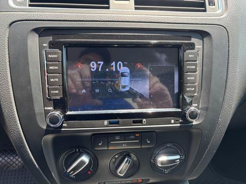Used 2011 Volkswagen Jetta SEL FWD image 16