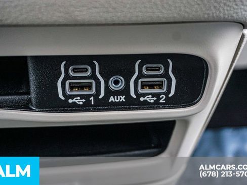 Used 2024 Chrysler Pacifica Select image 49