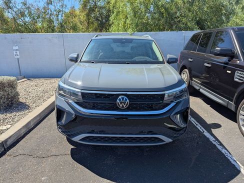 Used 2024 Volkswagen Taos SE w/ Panoramic Sunroof Package image 3