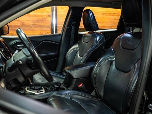 Used 2018 Jeep Cherokee Limited image 9