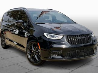 New 2026 Chrysler Pacifica Select video 2