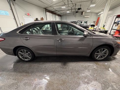 Used 2017 Toyota Camry SE w/ Moonroof Package image 4
