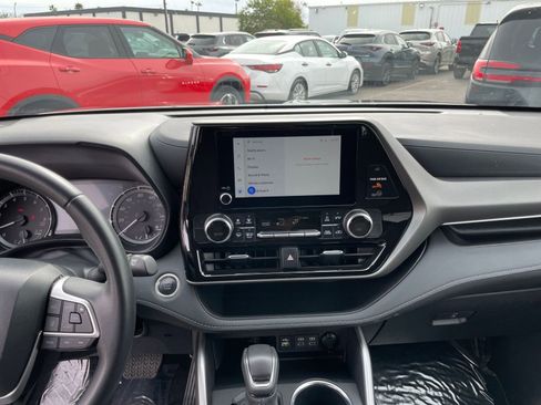 Used 2025 Toyota Highlander LE image 17