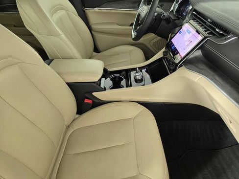 Used 2023 Jeep Grand Cherokee Limited AWD/4WD image 15