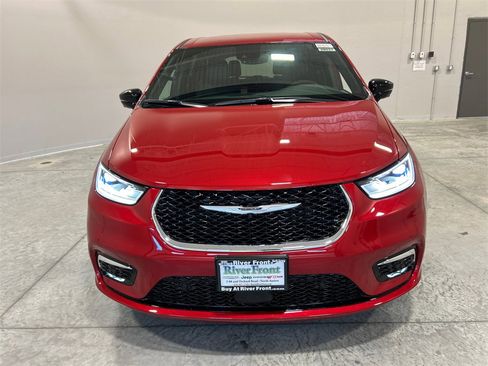 New 2026 Chrysler Pacifica Select image 3