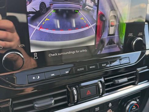 Used 2025 Nissan Pathfinder Platinum image 24