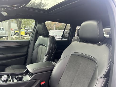 New 2025 Jeep Grand Cherokee Altitude image 16