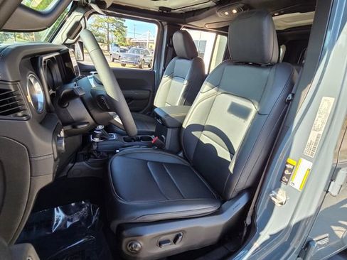 Used 2024 Jeep Wrangler Unlimited Sahara w/ Technology Group AWD/4WD image 8