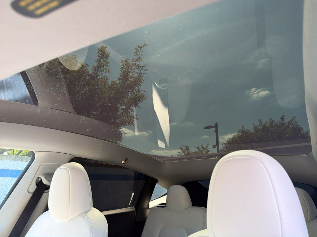 Used 2023 Tesla Model Y Performance AWD/4WD image 11