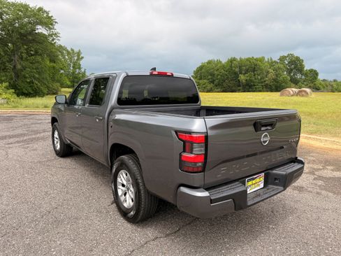 Used 2024 Nissan Frontier SV AWD/4WD image 3