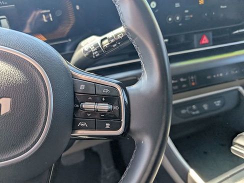 Used 2025 Kia Carnival FWD image 15