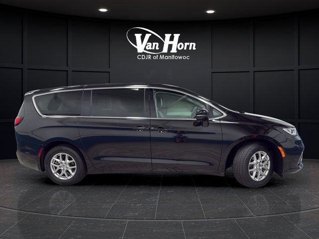 Used 2024 Chrysler Pacifica Touring-L FWD image 8