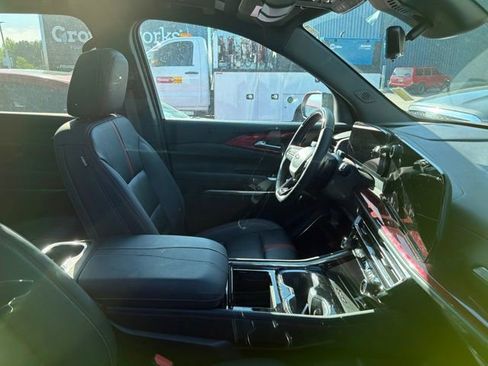 Used 2024 Chevrolet Traverse RS FWD image 6
