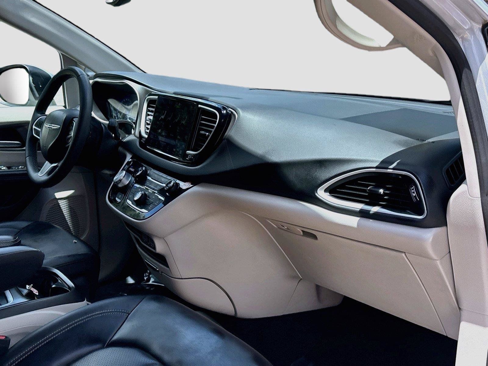 Used 2023 Chrysler Pacifica Touring-L FWD image 29