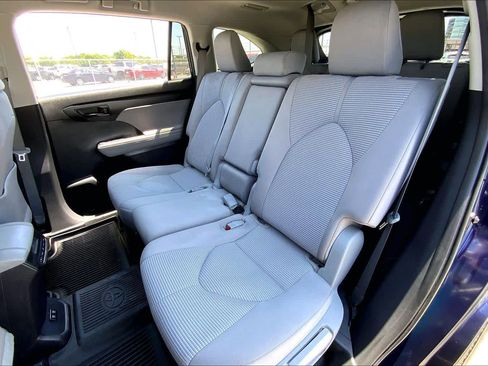 Used 2021 Toyota Highlander LE FWD image 20