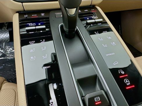 Used 2025 Porsche Macan image 23