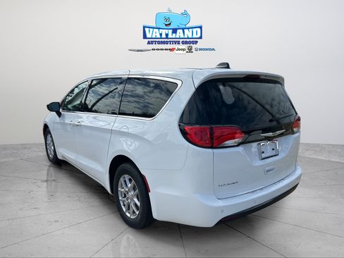 Used 2026 Chrysler Voyager LX FWD image 3