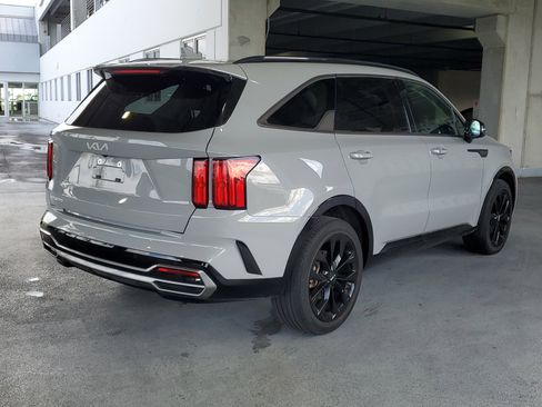 Used 2023 Kia Sorento SX image 2