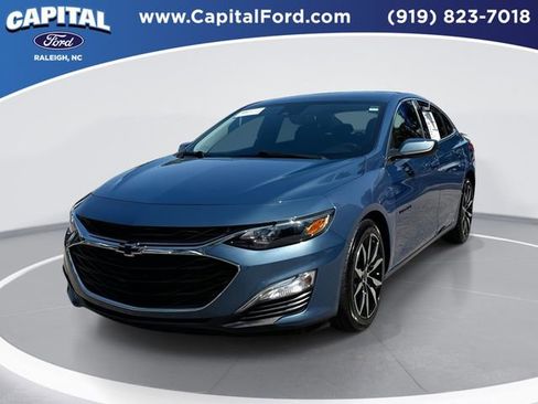 Used 2025 Chevrolet Malibu RS FWD image 1
