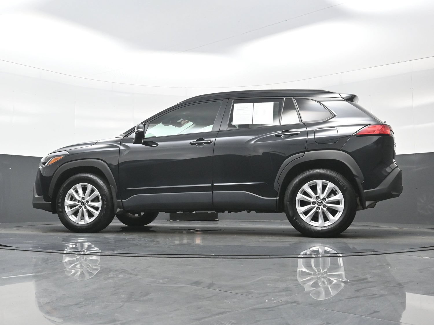 Used 2023 Toyota Corolla Cross LE AWD/4WD image 28